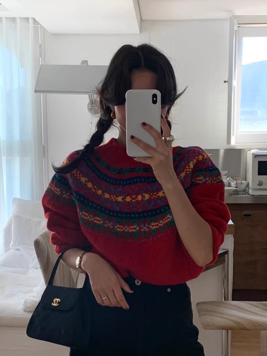 Ins blogger fever festive red Christmas holiday atmosphere color jacquard Maillard wears knitted sweater