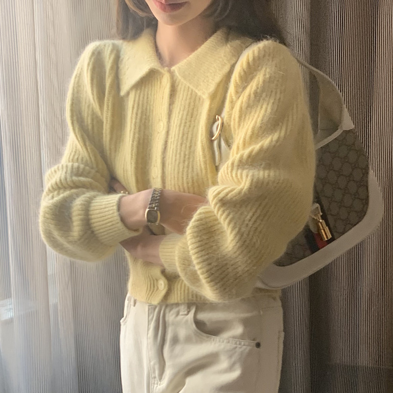 Actual shot to show whitening skin ~ niche lapel single-breasted long-sleeved sweater soft and waxy sweater top