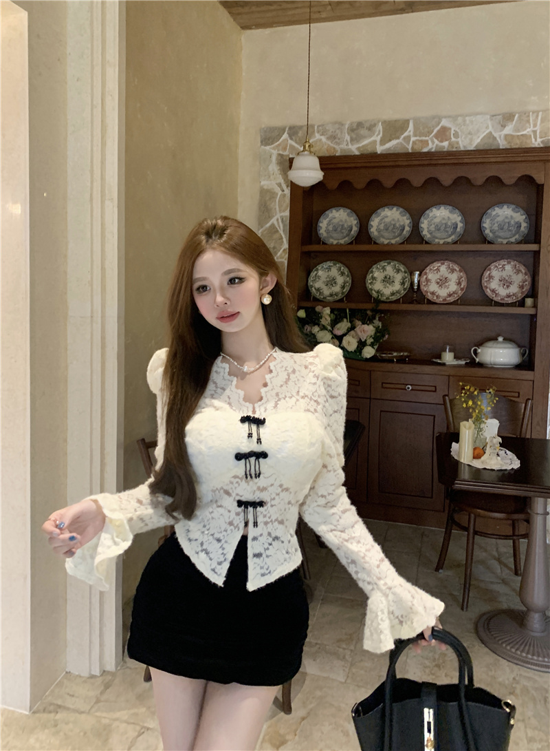 實拍~V領長袖蕾絲上衣流行小個子盤扣鏤空內搭顯瘦修身打底衫
