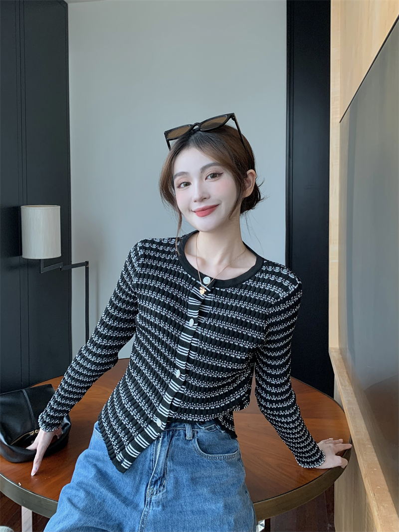 Actual shot of the new fall style niche round neck versatile single-breasted knitted cardigan