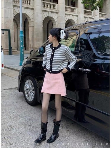 UKILAU Liu Yuqi half-life snow arctic velvet French stripe contrast collar single-breasted heavy-duty sweater