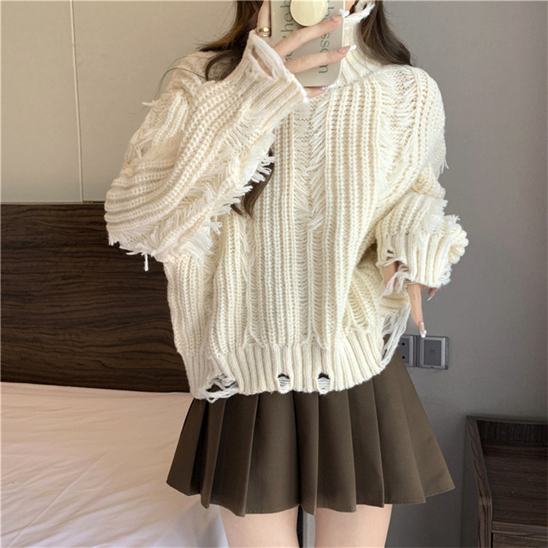 Designed holey tassel turtleneck pullover sweater for fall and winter outer wear, soft and versatile short thickened sweater top