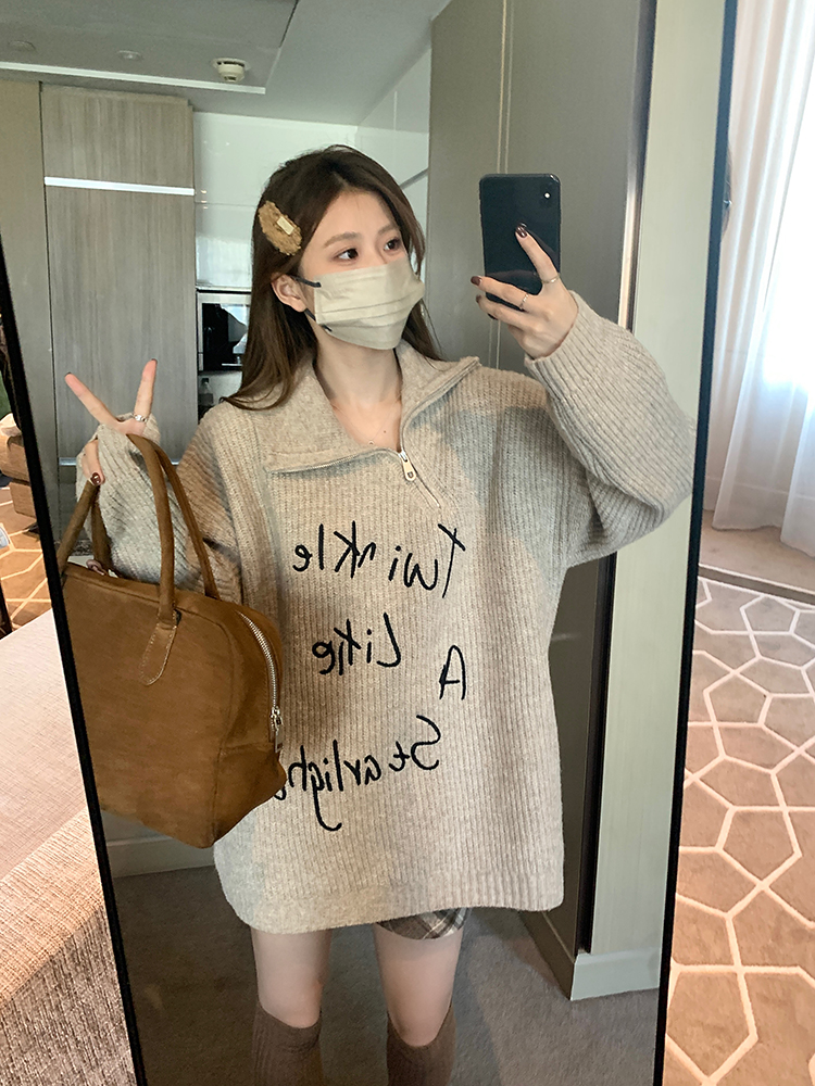 斜拉鏈高領慵懶毛衣女冬新款字母刺繡寬鬆顯瘦設計感百搭針織上衣
