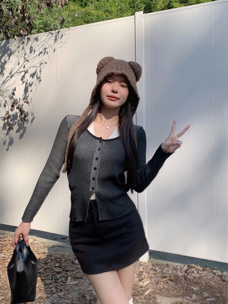 Actual shot of autumn and winter new design slimming fake two-piece single-breasted long-sleeved sweater tops for women