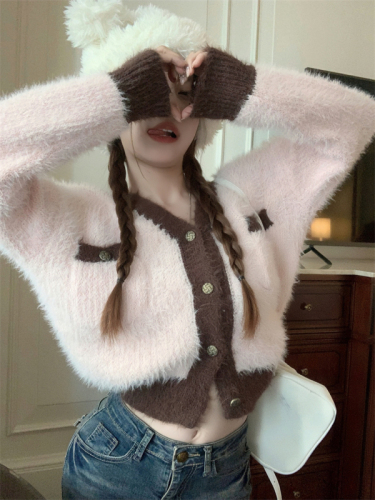 Actual shot of new autumn and winter soft and waxy contrast color long-sleeved sweater design plush short knitted cardigan