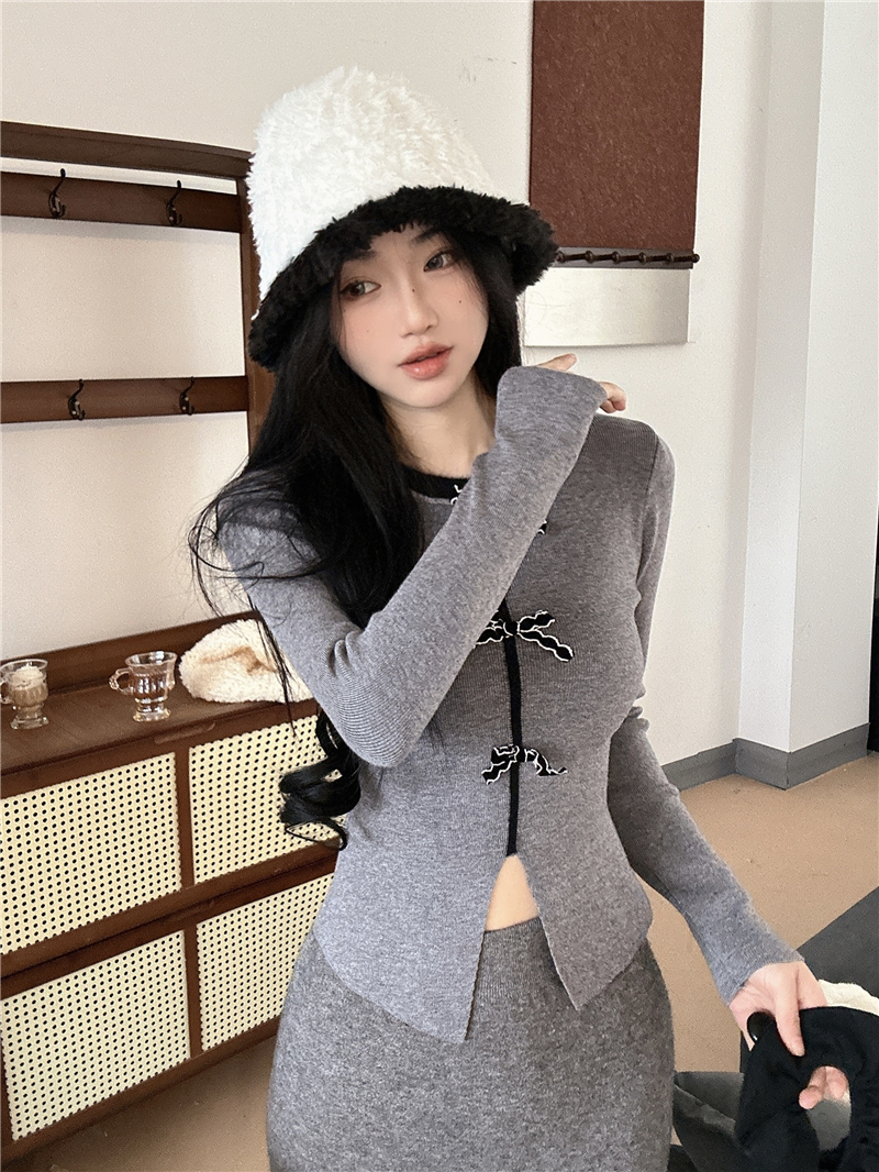 Actual shot of slim-fitting round-neck bow-knotted long-sleeved sweater top with design
