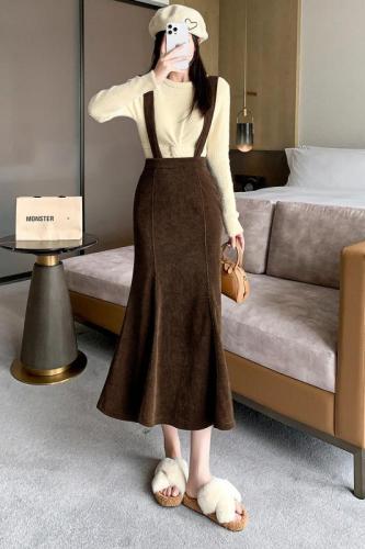 Actual shot of 2023 autumn and winter Korean style suspender design brown corduroy hip-covering mid-length a-line slit fishtail skirt