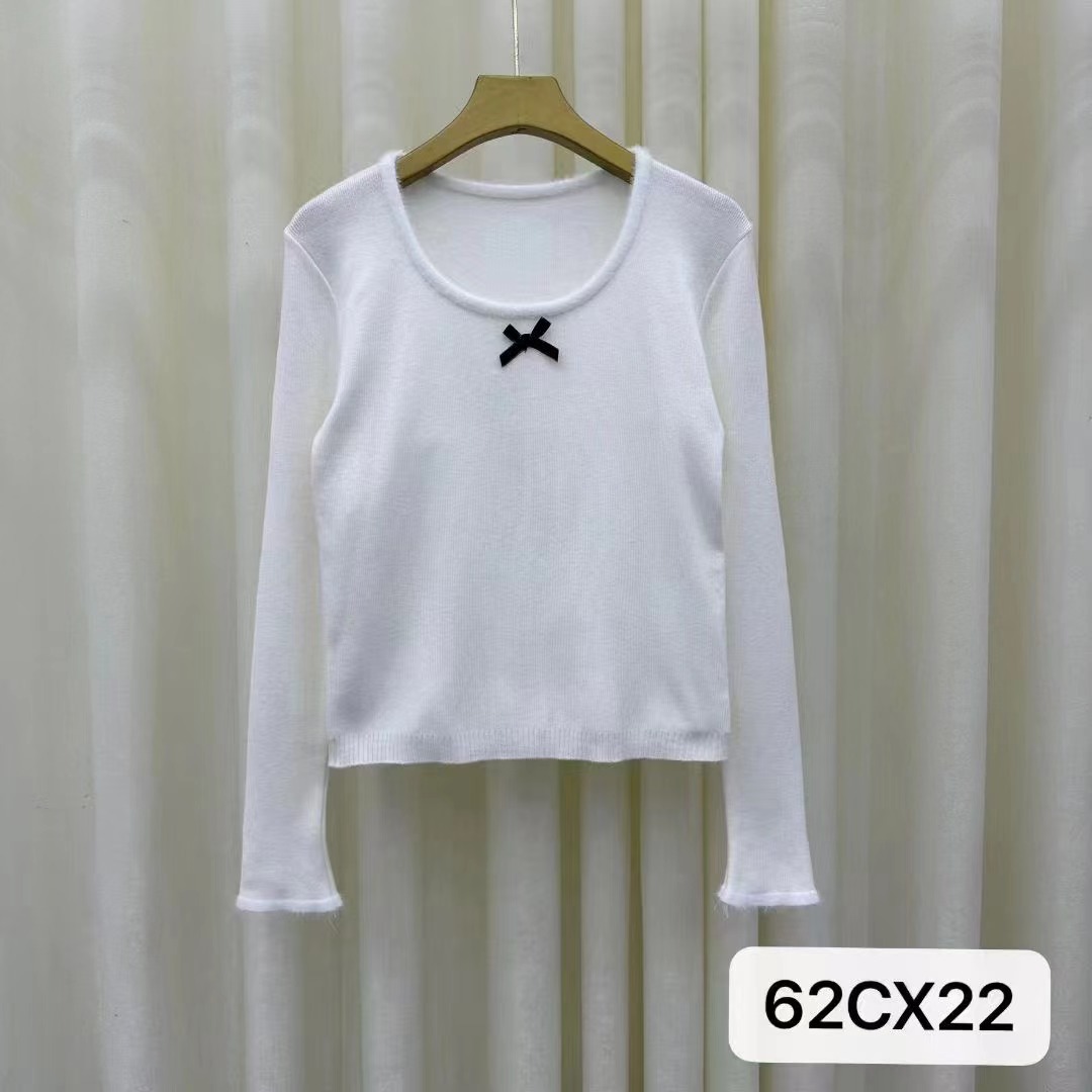 Niche bow knitted bottoming shirt for women, autumn and winter white sweater with low collar and slim short plush top