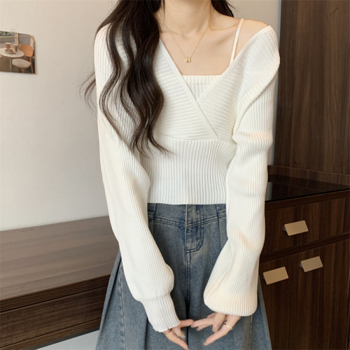 Actual shot of Korean style gentle style fake two-piece suspenders with exposed collarbone and off-shoulder long-sleeved sweater tops for women