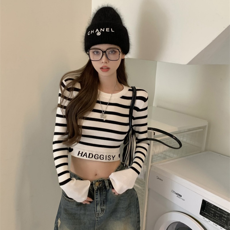 Right shoulder hot girl short black and white striped sweater for women early autumn sweet and cool slim long-sleeved design top sweater