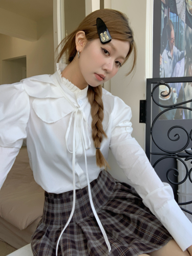 Real shot of white long-sleeved shirt with puff sleeve design and detachable petal collar