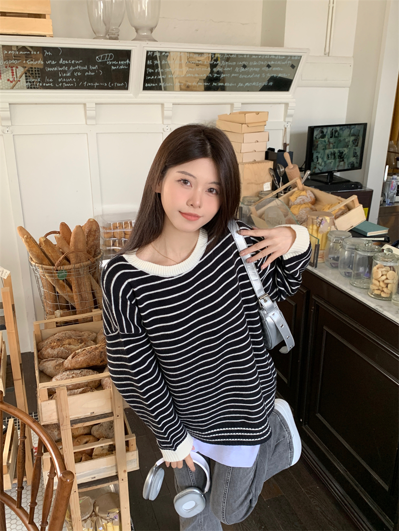 Actual shot of new winter style loose and lazy splicing fake two-piece pullover sweater versatile striped contrast top