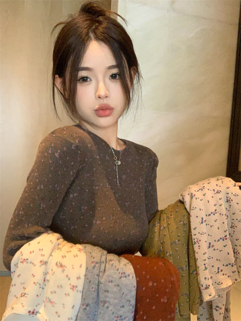 Actual shot of floral capsule autumn and winter floral romantic girl's knitted sweater niche age-reducing retro bottoming sweater