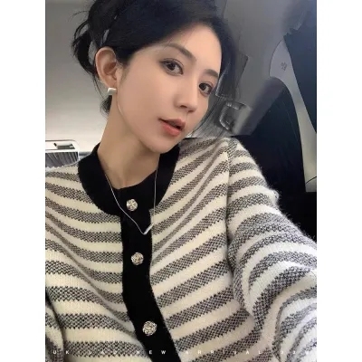 UKILAU Liu Yuqi half-life snow arctic velvet French stripe contrast collar single-breasted heavy-duty sweater