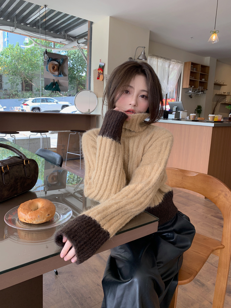 Actual shot of short color-blocked and lazy design color-blocked pullover sweater