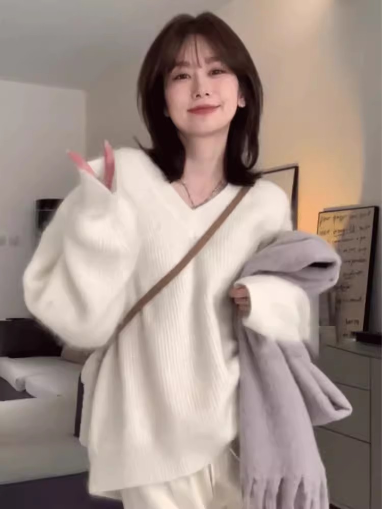White cashmere sweater, high-end and super good-looking European sweater for women, gentle autumn and winter wear top for small people