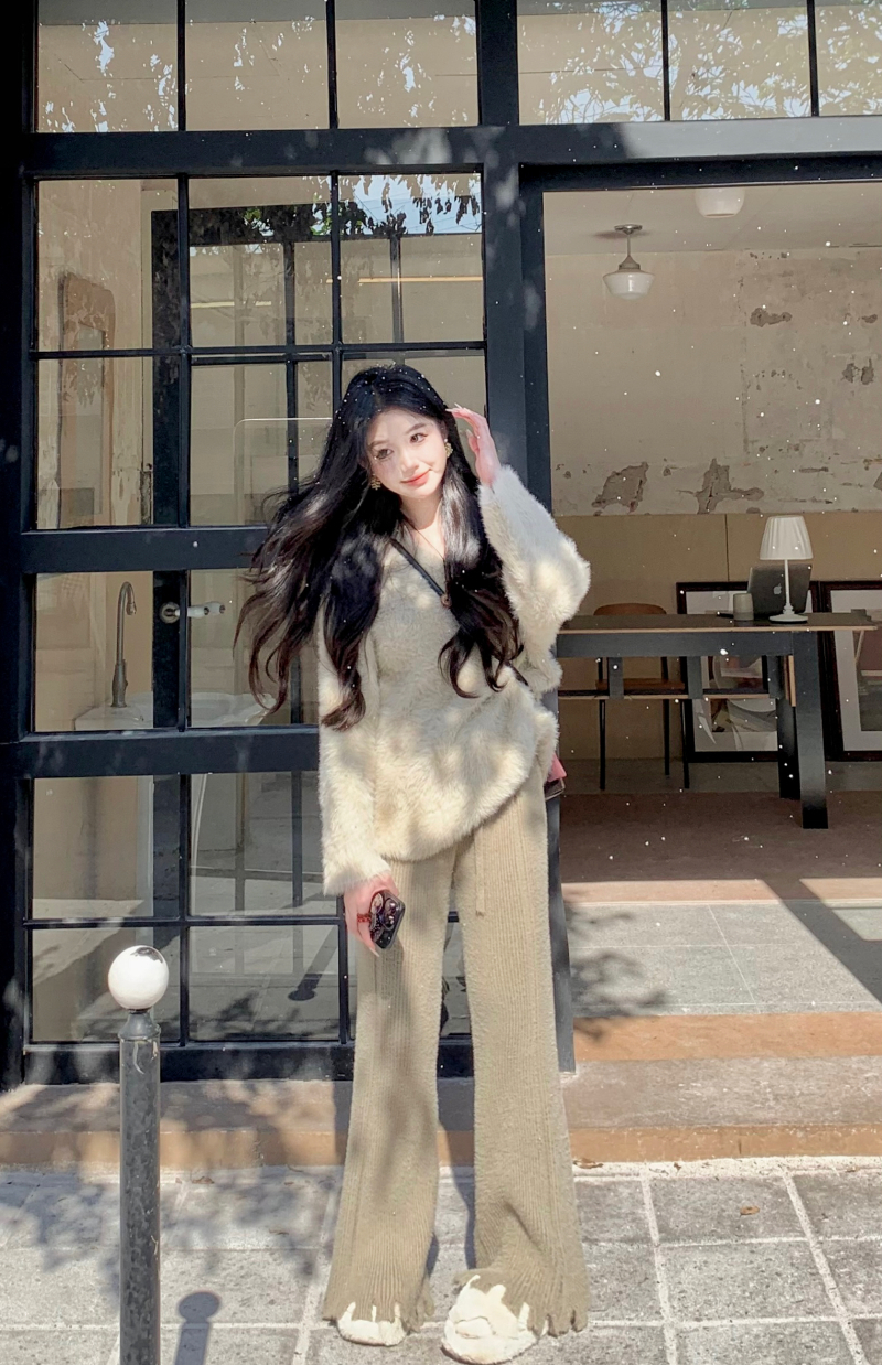 Actual shot of a high-end, lazy, soft and waxy mohair sweater + fringed knitted micro-flare high-waisted wide-leg pants