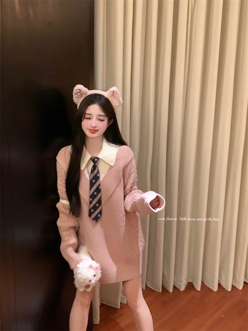 Real shot of cone girl, college style fake two-piece pullover sweater and sweater with tie