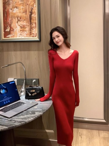 Lin Yaner red knitted dress women's autumn and winter new waist slim V-neck sweater hip-hugging bottoming long skirt