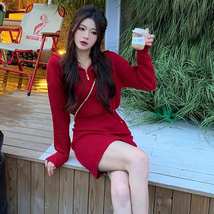 溫柔純欲風連帽設計感長袖連衣裙女秋冬新款收腰紅色針織包臀裙子