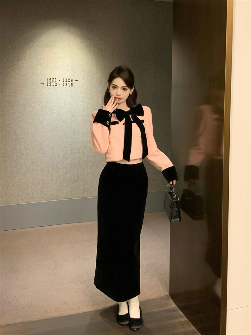 Actual shot of a two-piece set with a niche design, a small fragrant short jacket and a velvet hip-hugging skirt
