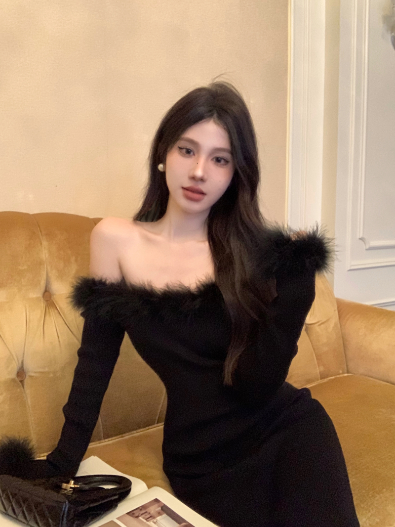 Real shot of sexy one-shoulder dress for women in winter, slim and slim dress, black knitted skirt