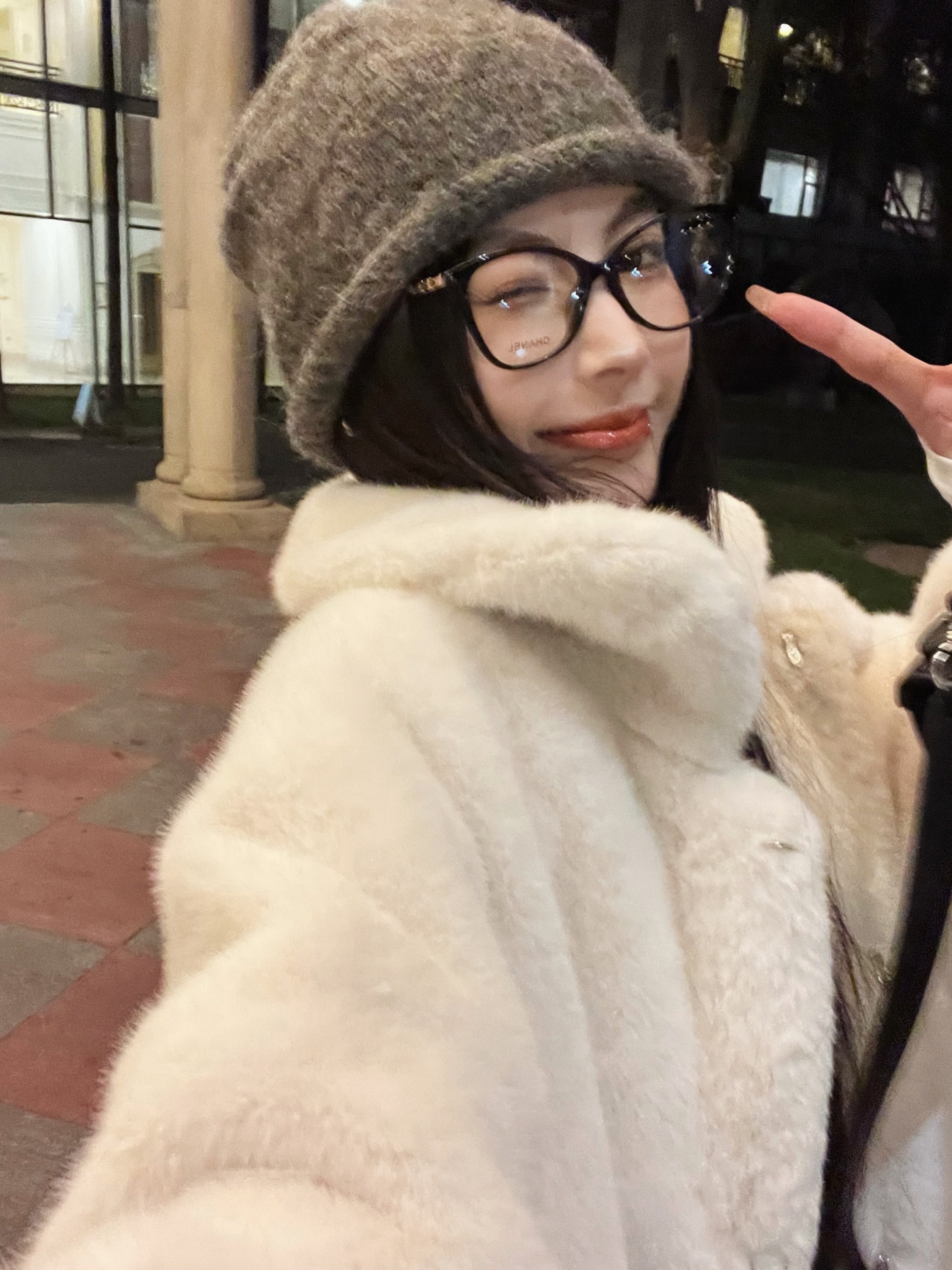 實拍奶油兔兔中古小斗篷環保毛毛可愛外套微喇叭顯瘦長褲套裝