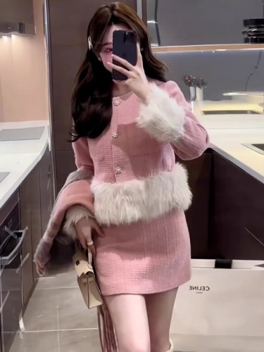 Xiaoxiangfeng suit for women in winter new temperament socialite plush splicing thickened short jacket + skirt two-piece set