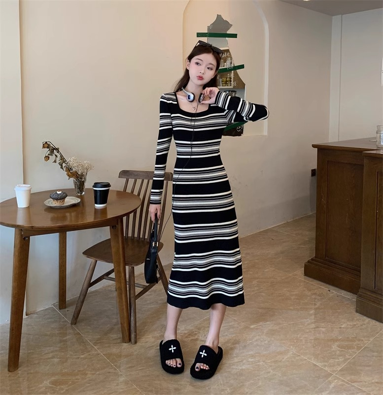 條紋針織連衣裙2023秋冬新款設計感小眾氣質顯瘦中長款過膝毛衣裙