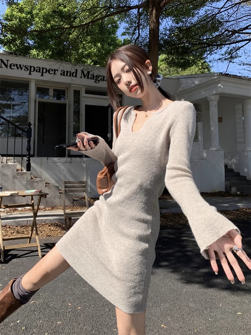 超好看溫柔風純色V領針織連衣裙女2023秋冬季百搭修身包臀短裙子