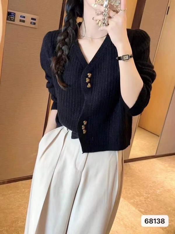 2023秋冬新款韓版時尚洋氣V領軟糯針織愛心扣開衫上衣女