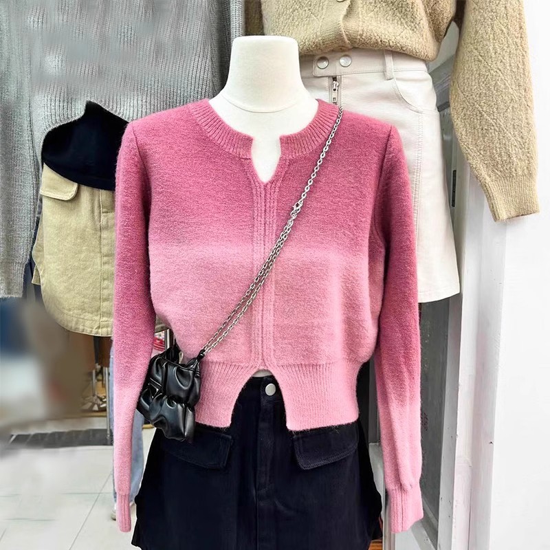 Gradient pink super nice short sweater for women for autumn and winter outer wear. This year's popular beautiful long-sleeved sweater for small people.
