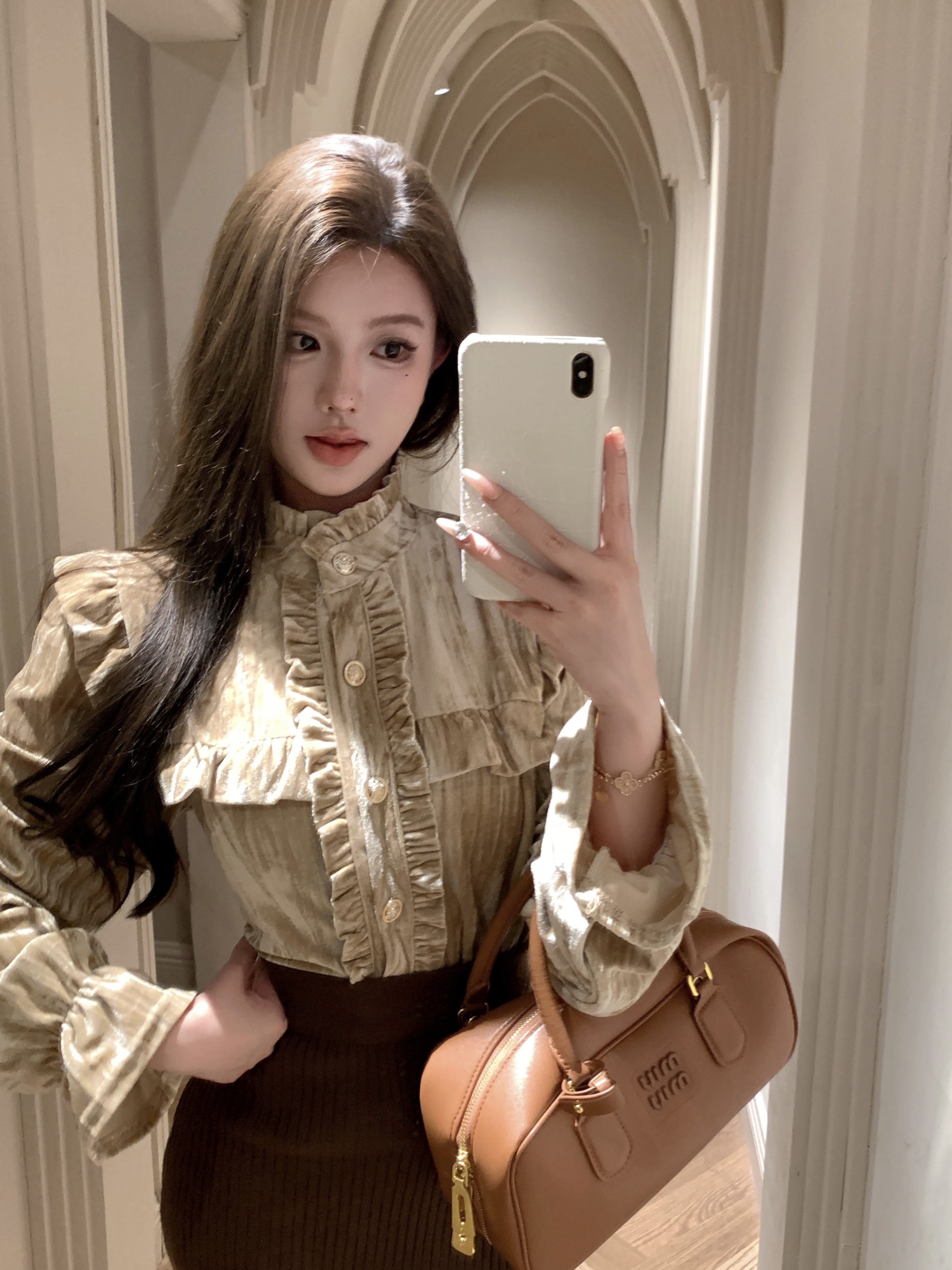 Actual shot of French autumn and winter style fungus-edged pleated stand-collar gold velvet short top with a shirt underneath