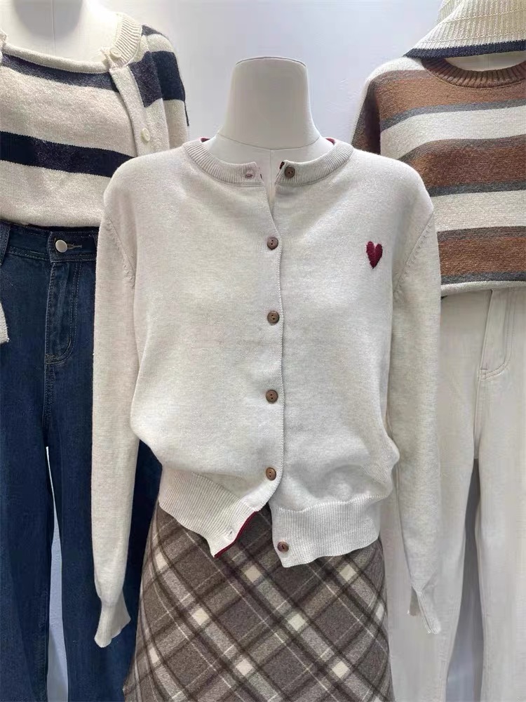 Hers 針織衫女韓系圓領特色小愛心排扣設計感淨版舒適羊毛衫上衣
