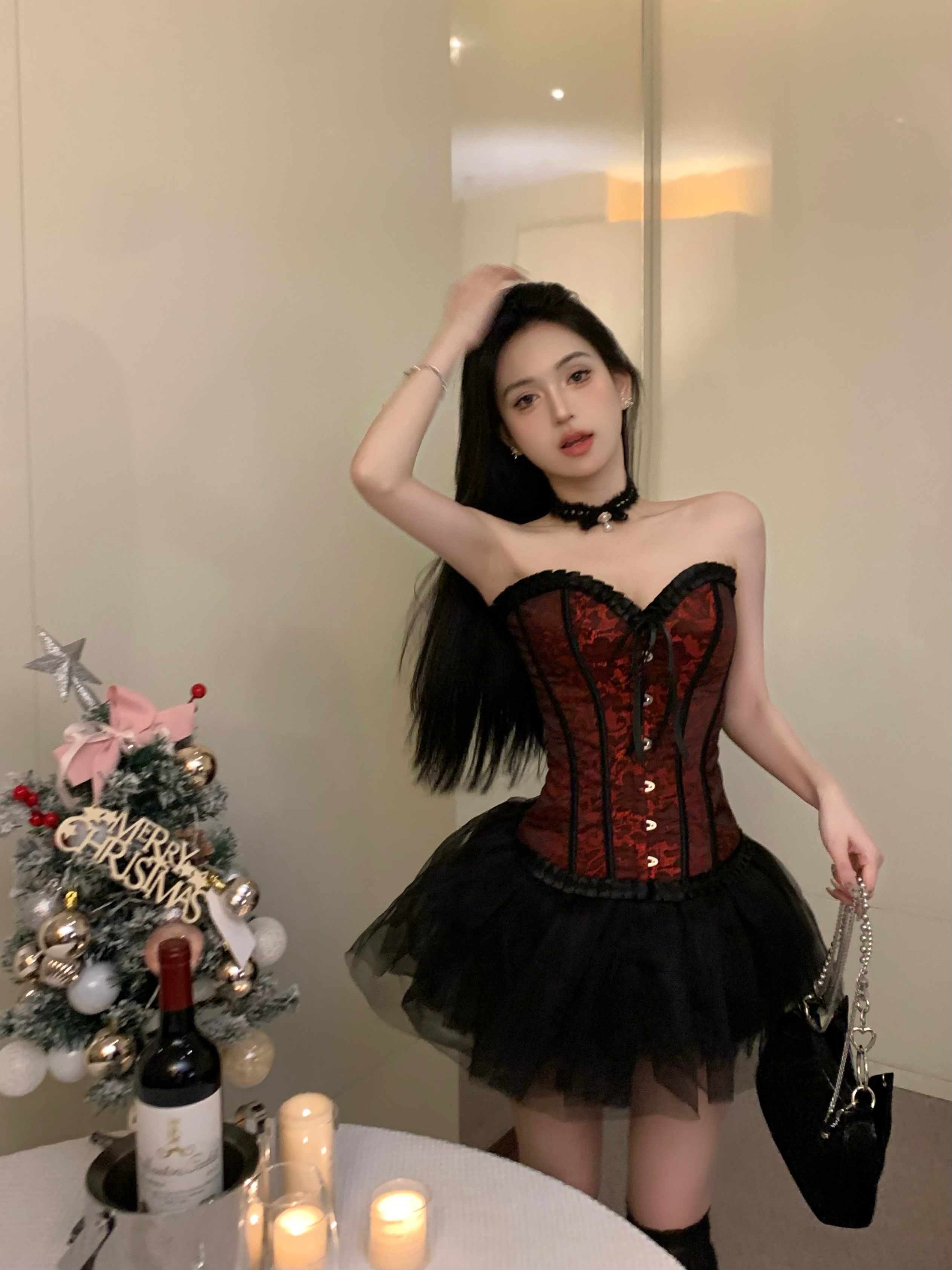 Real shot of retro hottie with pure lusty temperament, waist lace jacquard tube top, strappy tutu two-piece set