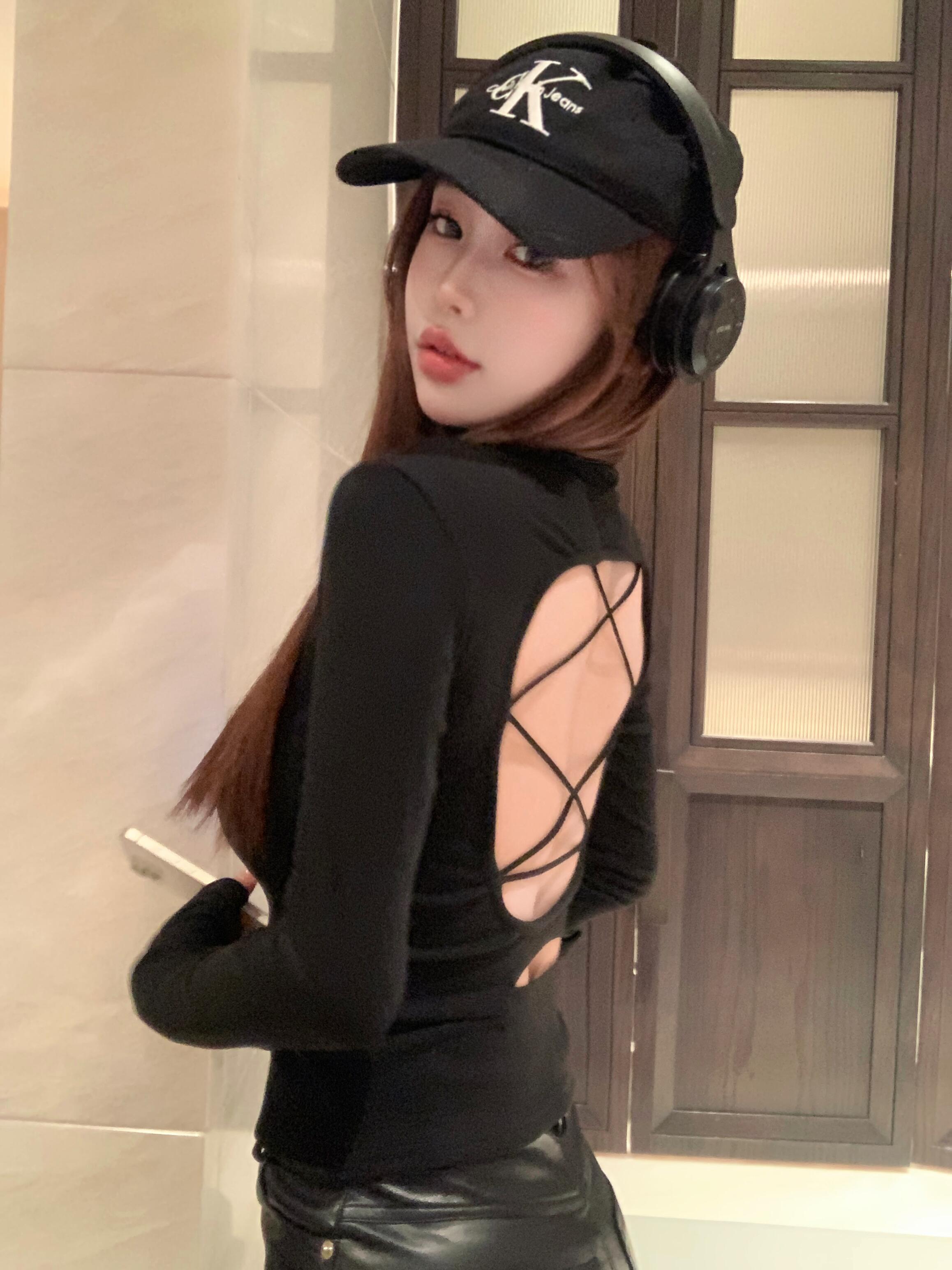 Actual shot of killer back view. Designed leaky back black turtleneck slimming hot girl long-sleeved top.