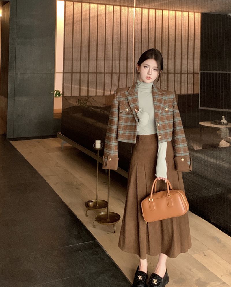 Real shot of autumn and winter retro plaid tweed jacket + turtleneck sexy bottoming top T-shirt + brown skirt for women