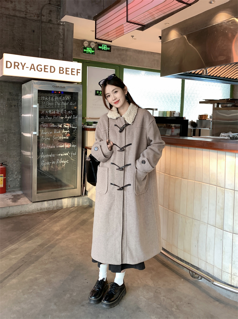 Actual shot of horn button coat for women winter long lamb wool Hepburn style thickened camel wool coat