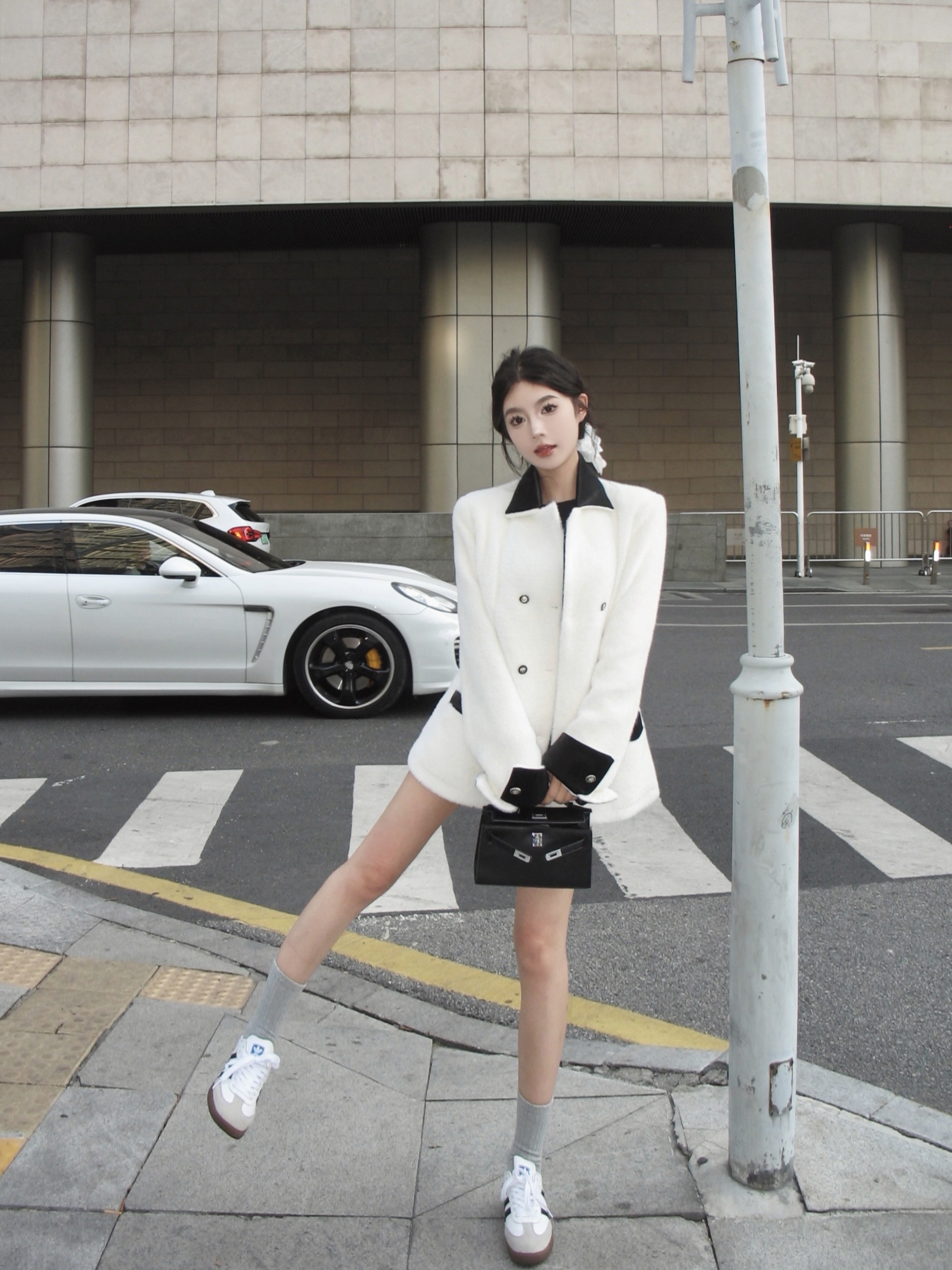 Actual shot of second-hand imitation mink velvet and leather contrasting blazer, elegant straight-leg loose suit