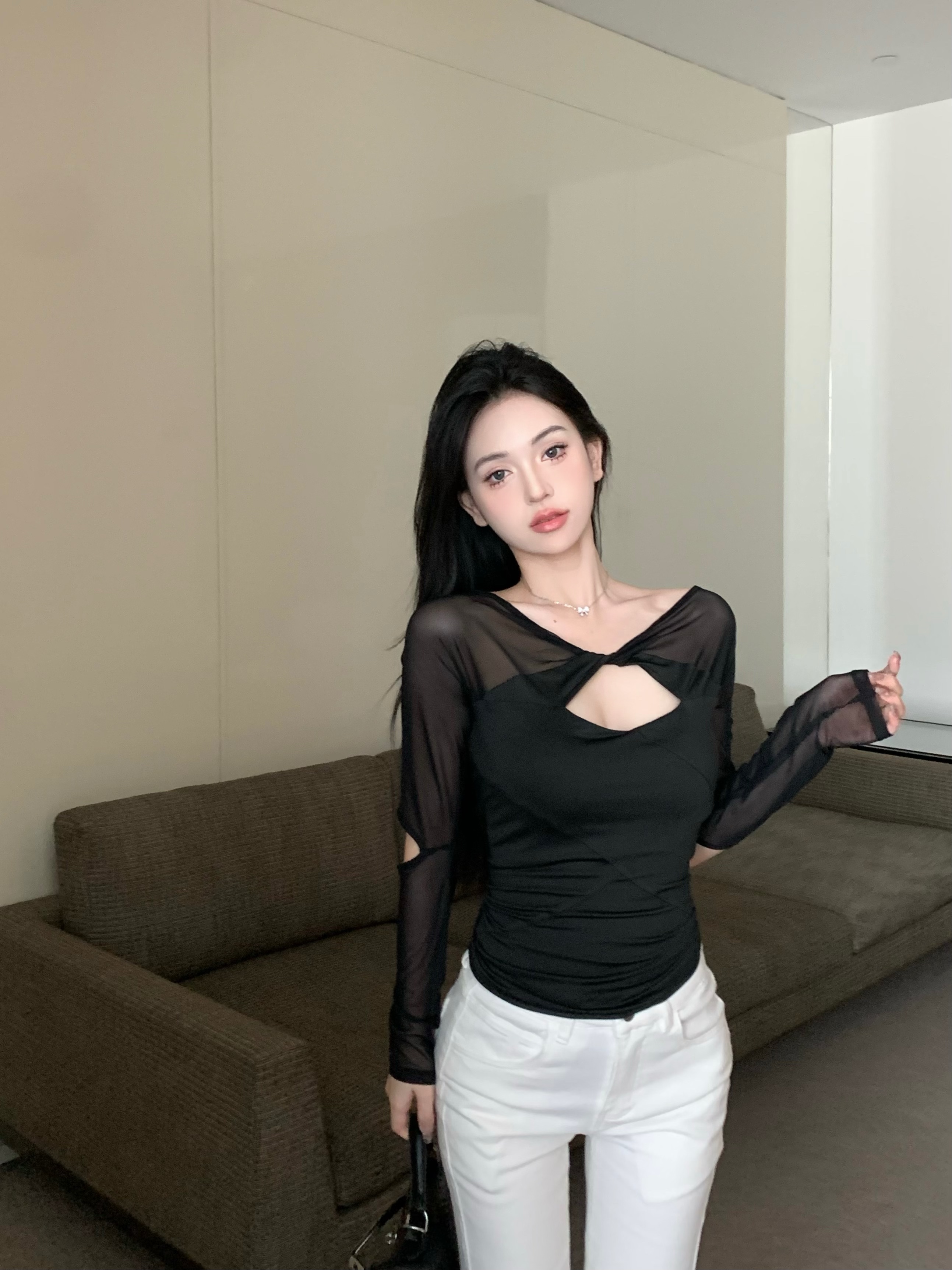 Real shot of Korean-style breasts with small exposed breasts. Black mesh cross-hollow pure lust sexy long-sleeved top