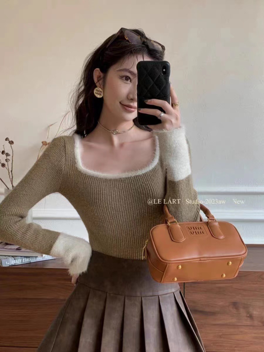 Designed to look slim, contrasting color bottoming sweater, niche slim square neck top