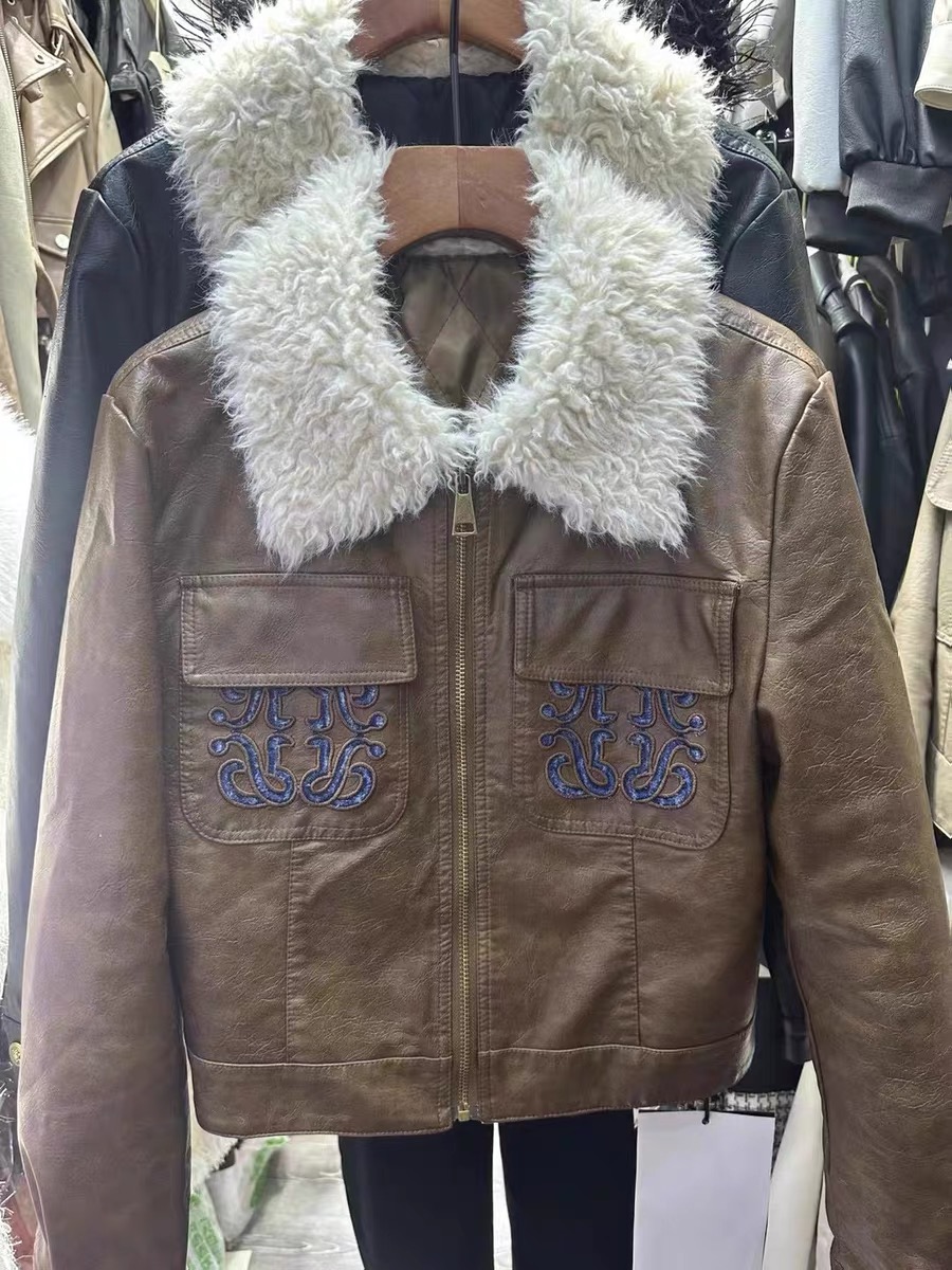 American chic totem embroidery retro workwear PU leather jacket for women winter quilted thickened lamb fur collar jacket