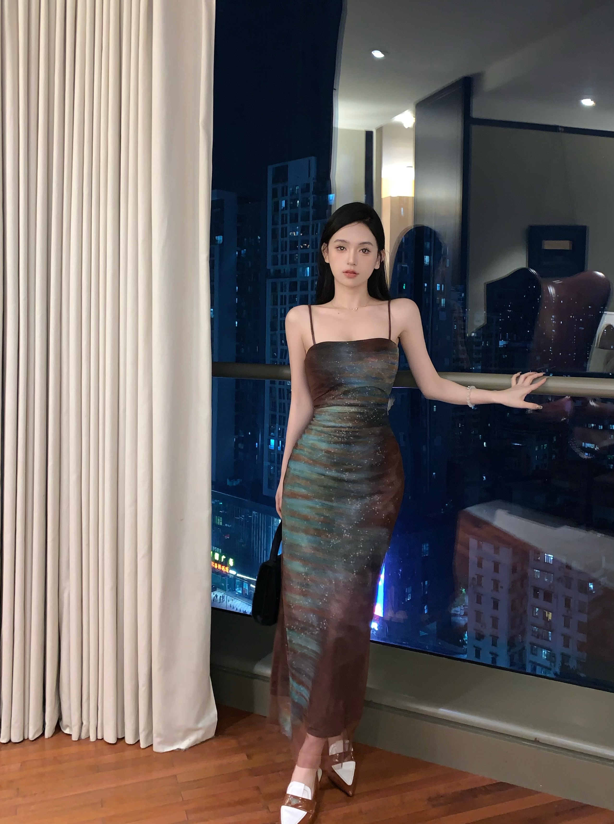 Actual shot of a smudge-dyed suspender dress in autumn and winter with a long skirt and mesh splicing and a bottoming hip skirt