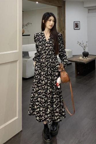 Actual shot of 2024 new retro printed dress French high-end black inner with small floral long skirt for women