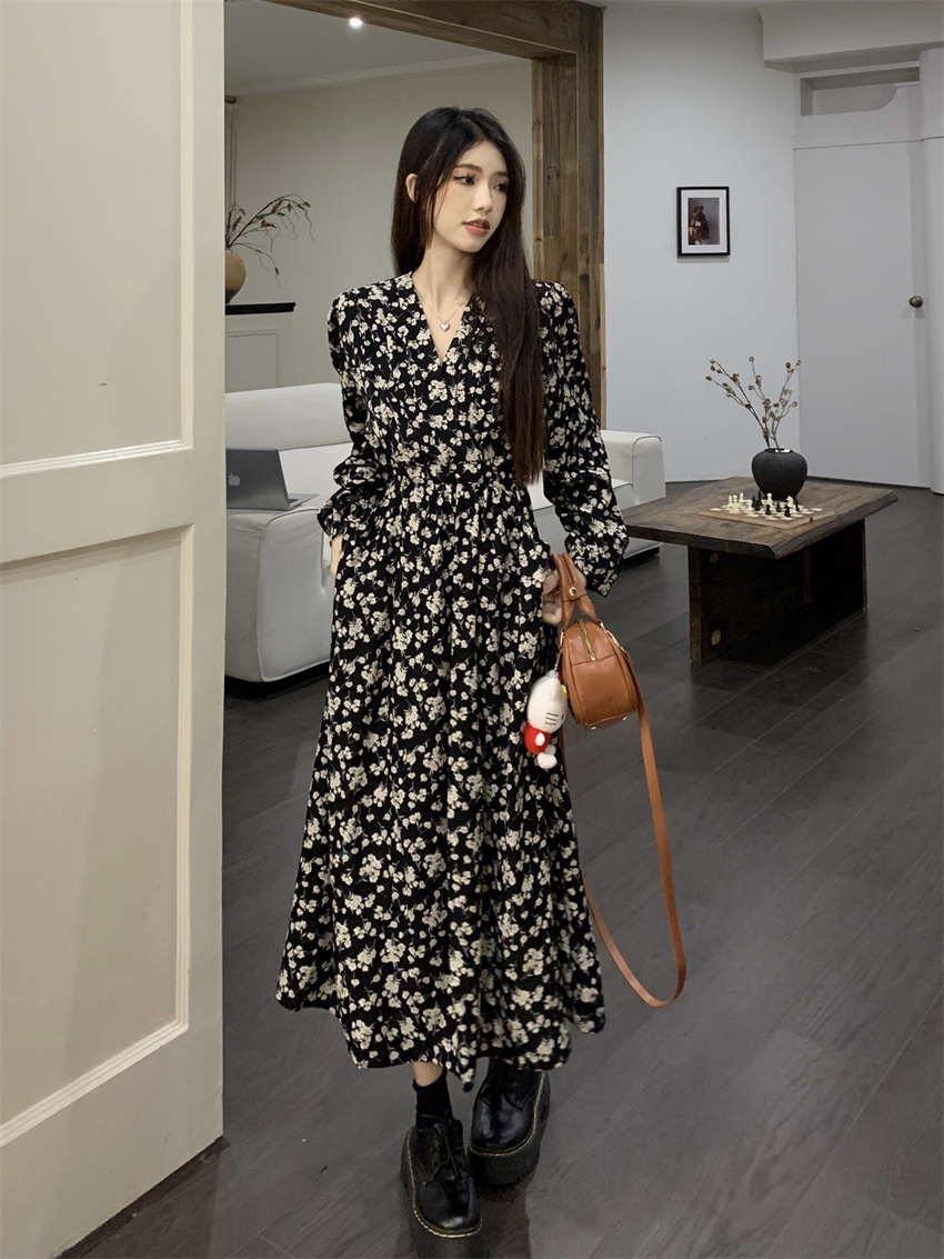 Actual shot of 2024 new retro printed dress French high-end black inner with small floral long skirt for women