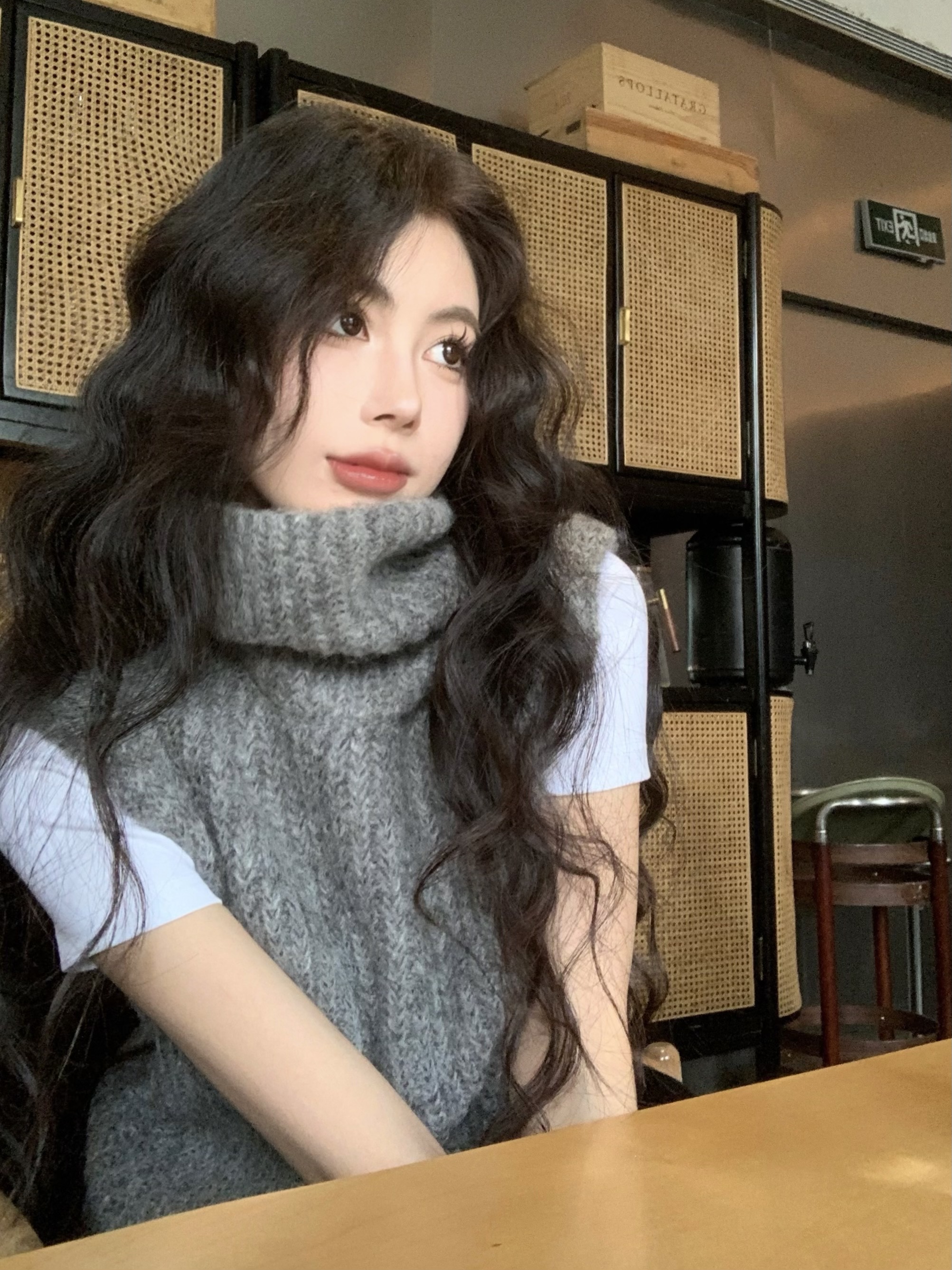 實拍 簡約基礎內搭字母白色短t高領無袖毛衫背心寬鬆慵懶上衣