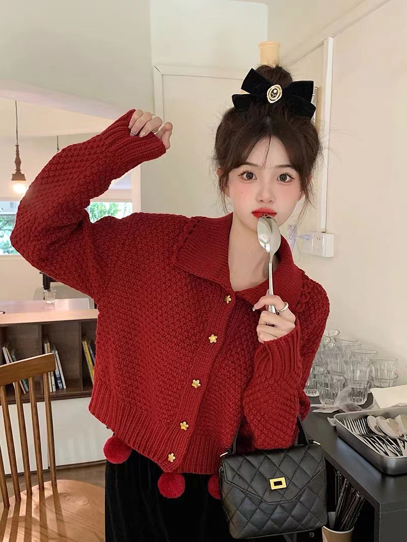 紅色毛衣外套開衫女2023秋冬新款復古慵懶新年聖誕短款娃娃領上衣