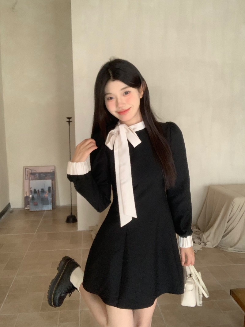 法式赫本風黑色長袖連衣裙子女秋冬季2023新款高級收腰小個子短裙