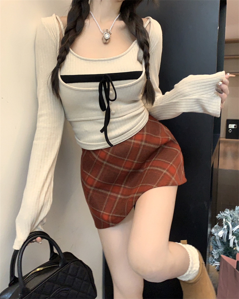 Actual shot of a cute girl with breasts, a pure lustful temperament, a suspender long-sleeved two-piece knitted inner top