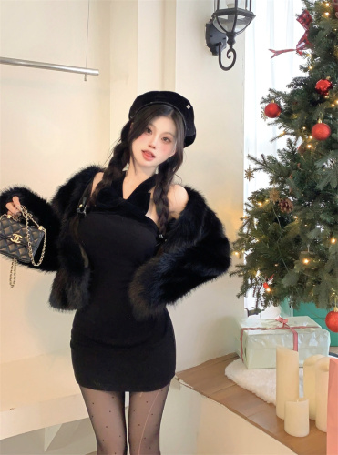 Actual shot of Zhang Yuanying’s holiday limited edition Pure Desire Halter Neck Cover Hip Dress Furry Cardigan